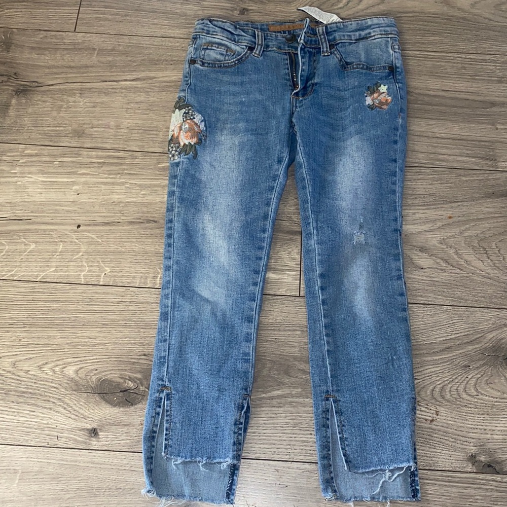 Gorgeous girls joes jeans with drawstring inside and super cute design on jeans!